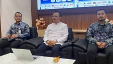 Kepala Bapenda Kalsel, Subhan Nor Yaumil. (tengah)