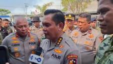 Asisten Utama Kapolri bidang Operasi (Astamaops) Komjen Fadil Imran saat datang ke Banjarbaru didampingi Kapolda Kalsel, Irjen Pol. Dr. Rosyanto Yudha Hermawan, JUmat (21/8/2026) (SuarIndonesia/RW)