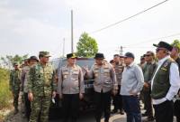 Rombongan  berada salah satu titik terparah di kawasan Gunting Damar, Banjarbaru, untuk meninjau sekaligus memimpin eksekusi pemadaman secara langsung, Sabtu (22/8/2026) (SuarIndonesia/Ist)