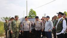 Rombongan berada salah satu titik terparah di kawasan Gunting Damar, Banjarbaru, untuk meninjau sekaligus memimpin eksekusi pemadaman secara langsung, Sabtu (22/8/2026) (SuarIndonesia/Ist)