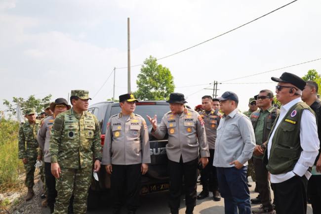 Rombongan  berada salah satu titik terparah di kawasan Gunting Damar, Banjarbaru, untuk meninjau sekaligus memimpin eksekusi pemadaman secara langsung, Sabtu (22/8/2026) (SuarIndonesia/Ist)