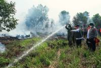 Danrem 101/Ant Brigjen TNI Ilham Yunus, S.Sos, M.Si, bersama Gubernur Kalsel H. Muhidin dan Kepala Staf Angkatan Laut (KASAL) Laksamana TNI Dr. Muhammad Ali padamkan Karhutla di wilayah Guntung Damar, Banjarbaru, Sabtu (22/8/2026) (SuarIndonesia/Ist)