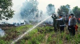 Danrem 101/Ant Brigjen TNI Ilham Yunus, S.Sos, M.Si, bersama Gubernur Kalsel H. Muhidin dan Kepala Staf Angkatan Laut (KASAL) Laksamana TNI Dr. Muhammad Ali padamkan Karhutla di wilayah Guntung Damar, Banjarbaru, Sabtu (22/8/2026) (SuarIndonesia/Ist)