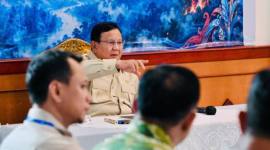 Presiden Prabowo Subianto saat memimpin rapat penanggulangan bencana kebakaran hutan dan lahan (karhutla) bersama para menteri Kabinet Merah Putih di Palangka Raya, Kalteng, Sabtu (22/8/2026). (Foto: HO-BPMI Sekretariat Presiden)