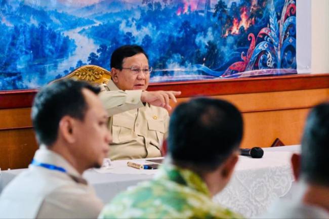 Presiden Prabowo Subianto saat memimpin rapat penanggulangan bencana kebakaran hutan dan lahan (karhutla) bersama para menteri Kabinet Merah Putih di Palangka Raya, Kalteng, Sabtu (22/8/2026). (Foto: HO-BPMI Sekretariat Presiden)