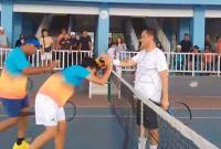 Uncle Zae, kembali mencatat prestasi di Tahun 2026, menjuarai Turnamen Tenis Mercedes-Benz Club Banjarmasin di lapangan tenis Dharma Praja, Sabtu (22/8/2026) (SuarIndonesia/Ist)