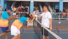 Uncle Zae, kembali mencatat prestasi di Tahun 2026, menjuarai Turnamen Tenis Mercedes-Benz Club Banjarmasin di lapangan tenis Dharma Praja, Sabtu (22/8/2026) (SuarIndonesia/Ist)