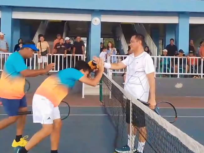 Uncle Zae, kembali mencatat prestasi di Tahun 2026, menjuarai Turnamen Tenis Mercedes-Benz Club Banjarmasin di lapangan tenis Dharma Praja, Sabtu (22/8/2026) (SuarIndonesia/Ist)