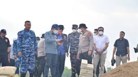 Turun langsung ke titik lokasi karhutla di sekitar Posko Tegal Arum, Kota Banjarbaru, Minggu (23/8/2026). (SuarIndonesia/Ist)