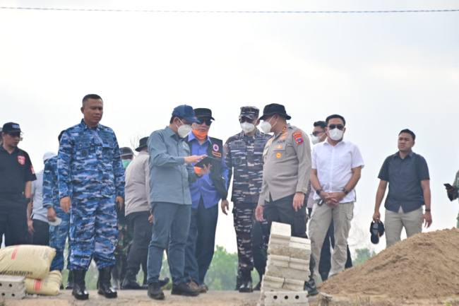 Turun langsung ke titik lokasi karhutla di sekitar Posko Tegal Arum, Kota Banjarbaru, Minggu (23/8/2026). (SuarIndonesia/Ist)