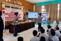 Suasana berbeda ini mewarnai SMP Negeri 30 Banjarmasin, Senin (24/8/2026). (SuarIndonesia/YI)