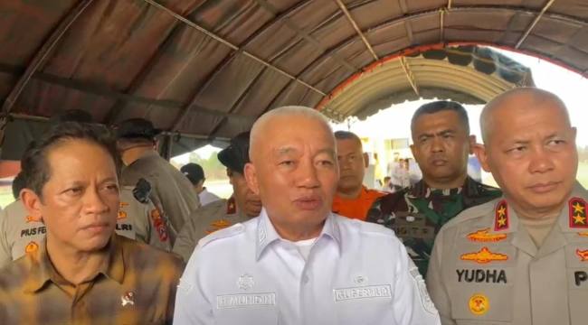 Kapolda Kalsel dampingi Wamenko Pangan RI, Hanif Faisol Nurofiq, Gubernur Kalsel,H Muhidin  serta Danrem 101/Antasari,  Brigadir Jenderal TNI Ilham Yunus, Rabu (26/8/2026). SuarIndonesia/Ist)