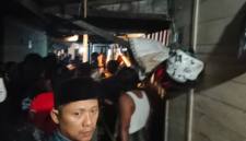 seorang pemuda berinisial BR (25) nekad mengakhiri hidup dengan cara menggantung diri di halaman tumah tertangga saat selesai menerima telpon, Rabu (26/8/2026) malam, sekitar pukul 23.30 WITA. (SuarIndonesia/DO)