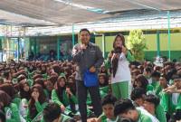 aksa dengan Ikatan Alumni Universitas Airlangga (IKA UNAIR) Wilayah Kalimantan Selatan (Kalsel) masuk sekolah memberikan edukasi edukasi di SMAN 7 Banjarmasin, Jumat (28/8/2026). (SuarIndonesia/Ist)