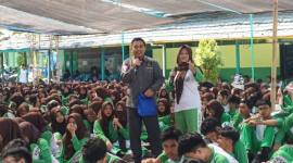 aksa dengan Ikatan Alumni Universitas Airlangga (IKA UNAIR) Wilayah Kalimantan Selatan (Kalsel) masuk sekolah memberikan edukasi edukasi di SMAN 7 Banjarmasin, Jumat (28/8/2026). (SuarIndonesia/Ist)