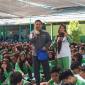 aksa dengan Ikatan Alumni Universitas Airlangga (IKA UNAIR) Wilayah Kalimantan Selatan (Kalsel) masuk sekolah memberikan edukasi edukasi di SMAN 7 Banjarmasin, Jumat (28/8/2026). (SuarIndonesia/Ist)