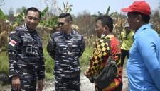 Dankodaeral XIII Laksamana Muda TNI Sumarji Bimoaji turun langsung ke lokasi Kebakaran Hutan dan Lahan (Karhutla) di Pos Karhutla Makmur, Hutan Lindung, Kecamatan Gambut, Kabupaten Banjar, Kalimantan Selatan (Kalsel, Sabtu (29/8/2026) sore (SuarIndonesia/Ist)