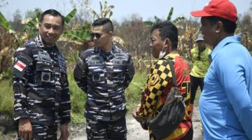 Dankodaeral XIII Laksamana Muda TNI Sumarji Bimoaji turun langsung ke lokasi Kebakaran Hutan dan Lahan (Karhutla) di Pos Karhutla Makmur, Hutan Lindung, Kecamatan Gambut, Kabupaten Banjar, Kalimantan Selatan (Kalsel, Sabtu (29/8/2026) sore (SuarIndonesia/Ist)