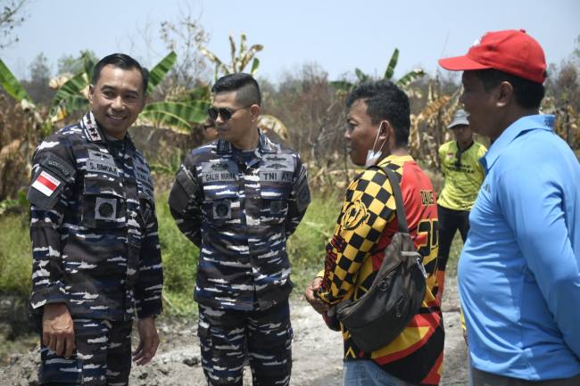 Dankodaeral XIII Laksamana Muda TNI Sumarji Bimoaji turun langsung ke lokasi Kebakaran Hutan dan Lahan (Karhutla) di Pos Karhutla Makmur, Hutan Lindung, Kecamatan Gambut, Kabupaten Banjar, Kalimantan Selatan (Kalsel, Sabtu (29/8/2026) sore (SuarIndonesia/Ist)