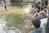 Serunya sayembara panjat pinang warga lingkungan Pasar Batuan, Banjarmasin Timur, Kalsel, Minggu (30/8/2026) (SuarIndonesia/ZI)