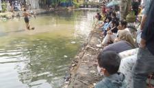 Serunya sayembara panjat pinang warga lingkungan Pasar Batuan, Banjarmasin Timur, Kalsel, Minggu (30/8/2026) (SuarIndonesia/ZI)