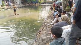 Serunya sayembara panjat pinang warga lingkungan Pasar Batuan, Banjarmasin Timur, Kalsel, Minggu (30/8/2026) (SuarIndonesia/ZI)