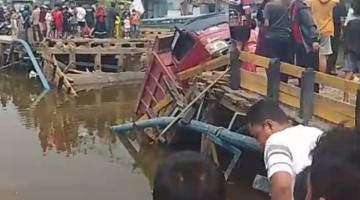 MENGERIKAN AMBRUK ! Jembatan Tembus Mantui Banjarmasin Ada Pengendara Motor Tercebur, Sejak Lama Kerusakan