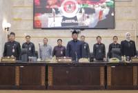 Seluruh fraksi Dewan Perwakilan Rakyat Daerah (DPRD) Provinsi Kalimantan Selatan resmi sepakati/menyetujui dua Rancangan Peraturan Daerah (Raperda) strategis dalam Rapat Paripurna di Banjarmasin, Senin (31/8/2026). (SuarIndonesia/Ist)