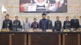 Seluruh fraksi Dewan Perwakilan Rakyat Daerah (DPRD) Provinsi Kalimantan Selatan resmi sepakati/menyetujui dua Rancangan Peraturan Daerah (Raperda) strategis dalam Rapat Paripurna di Banjarmasin, Senin (31/8/2026). (SuarIndonesia/Ist)