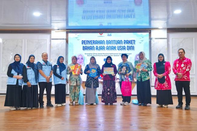 Penyerahan bantuan paket bahan ajar anak usia dini dalam kegiatan kegiatan silaturahmi dan sosialisasi Apresiasi Bunda PAUD Award 2026 di Mahligai Mayang Maurai, Paringin, Rabu (8/7/2026). Foto : MC Balangan