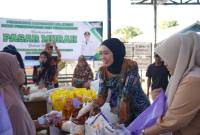 Kepala Bidang Metrologi dan Stabilitas Harga Disperindag Balangan, Ika Noor Maulida, saat melayani warga berbelanja di pasar murah, Kamis (16/7/2026). Foto: MC Balangan