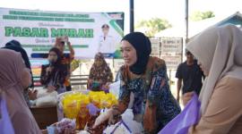 Kepala Bidang Metrologi dan Stabilitas Harga Disperindag Balangan, Ika Noor Maulida, saat melayani warga berbelanja di pasar murah, Kamis (16/7/2026). Foto: MC Balangan