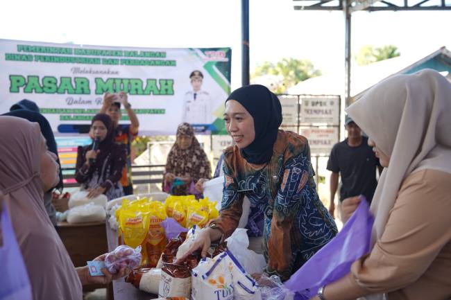 Kepala Bidang Metrologi dan Stabilitas Harga Disperindag Balangan, Ika Noor Maulida, saat melayani warga berbelanja di pasar murah, Kamis (16/7/2026). Foto: MC Balangan