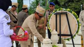 Wagub Kalsel menaburkan bunga di pusara makam Brigjen Hasan Basri dalam peringatan HUT Proklamasi Gubernur ALRI. Foto : Istimewa