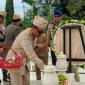 Wagub Kalsel menaburkan bunga di pusara makam Brigjen Hasan Basri dalam peringatan HUT Proklamasi Gubernur ALRI. Foto : Istimewa