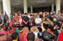 Aksi demo dari Aliansi Masyarakat Kalimantan Barat soal Perda Peladang di depan Gedung DPRD Kalbar. (Foto: detikKalimantan/Ocsya Ade CP)