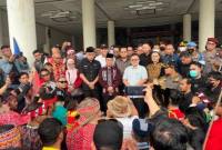 Aksi demo dari Aliansi Masyarakat Kalimantan Barat soal Perda Peladang di depan Gedung DPRD Kalbar. (Foto: detikKalimantan/Ocsya Ade CP)