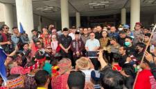 Aksi demo dari Aliansi Masyarakat Kalimantan Barat soal Perda Peladang di depan Gedung DPRD Kalbar. (Foto: detikKalimantan/Ocsya Ade CP)