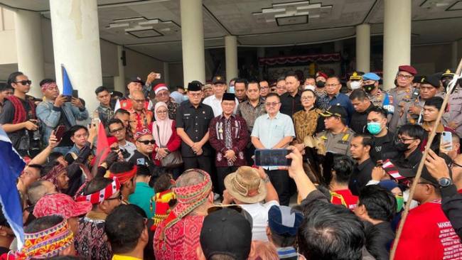 Aksi demo dari Aliansi Masyarakat Kalimantan Barat soal Perda Peladang di depan Gedung DPRD Kalbar. (Foto: detikKalimantan/Ocsya Ade CP)