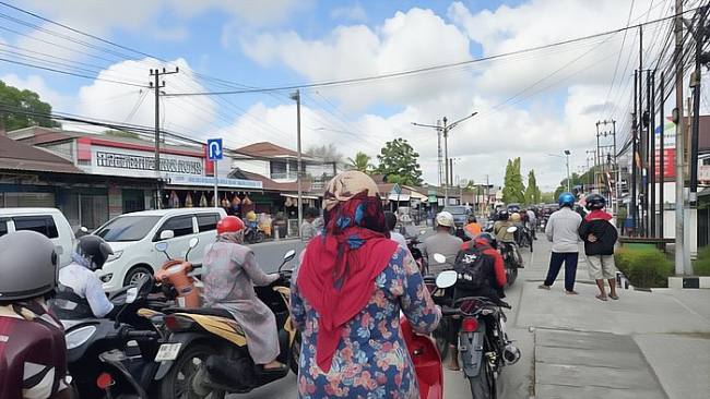 Antrean panjang di salah satu SPBU Kotawaringin Barat. (Foto: detikKalimantan/Sigit P)