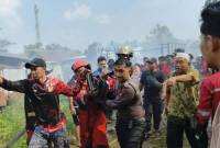 Tim yang terlibat penanganan kebakaran di Jalan Mendawai I, Palangka Raya, saat mengevakuasi korban kebakaran, yang merupakan dua orang balita, Selasa (11/8/2026). (Foto: Istimewa)
