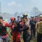 Tim yang terlibat penanganan kebakaran di Jalan Mendawai I, Palangka Raya, saat mengevakuasi korban kebakaran, yang merupakan dua orang balita, Selasa (11/8/2026). (Foto: Istimewa)