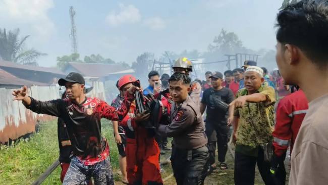 Tim yang terlibat penanganan kebakaran di Jalan Mendawai I, Palangka Raya, saat mengevakuasi korban kebakaran, yang merupakan dua orang balita, Selasa (11/8/2026). (Foto: Istimewa)