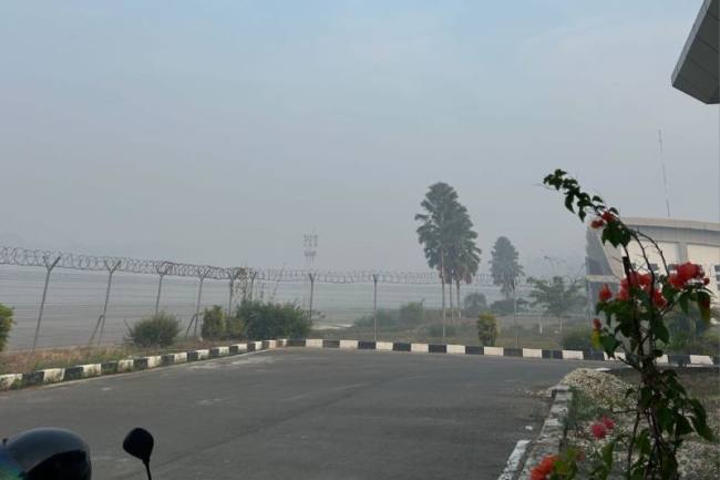 Kabut asap dengan jarak pandang sekitar 1000 meter menutup kawasan Bandara Haji Muhammad Sidik Muara Teweh, Kamis (20/8/2026). (Foto: HO-Bandara Muhammad Sidik)