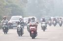 Beberapa pengendara motor mengenakan masker ketika melintasi jalan yang diliputi asap akibat kebakaran hutan dan lahan di Pontianak, Kalimantan Barat, Kamis (5/3/2026). (Foto: Dok Antara/Jessica Wuysang)