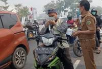 Dinkes Palangka Raya membagikan masker bagi pengguna jalan menyusul kabut asap karhutla yang semakin pekat. (Foto: HO-Dinkes Palangka Raya)
