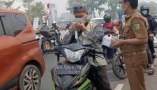 Dinkes Palangka Raya membagikan masker bagi pengguna jalan menyusul kabut asap karhutla yang semakin pekat. (Foto: HO-Dinkes Palangka Raya)
