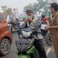 Dinkes Palangka Raya membagikan masker bagi pengguna jalan menyusul kabut asap karhutla yang semakin pekat. (Foto: HO-Dinkes Palangka Raya)
