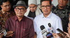Kuasa hukum mantan Jaksa Agung Muda Bidang Tindak Pidana Khusus (Jampidsus) Febrie Adriansyah, Febri Diansyah (kanan) dan Firman Wijaya (kiri) menyampaikan keterangan pers di Pengadilan Negeri Jakarta Selatan, Jakarta, Rabu (5/8/2026). (Foto: Antara/Rivan Awal L)