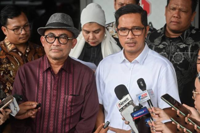 Kuasa hukum mantan Jaksa Agung Muda Bidang Tindak Pidana Khusus (Jampidsus) Febrie Adriansyah, Febri Diansyah (kanan) dan Firman Wijaya (kiri) menyampaikan keterangan pers di Pengadilan Negeri Jakarta Selatan, Jakarta, Rabu (5/8/2026). (Foto: Antara/Rivan Awal L)